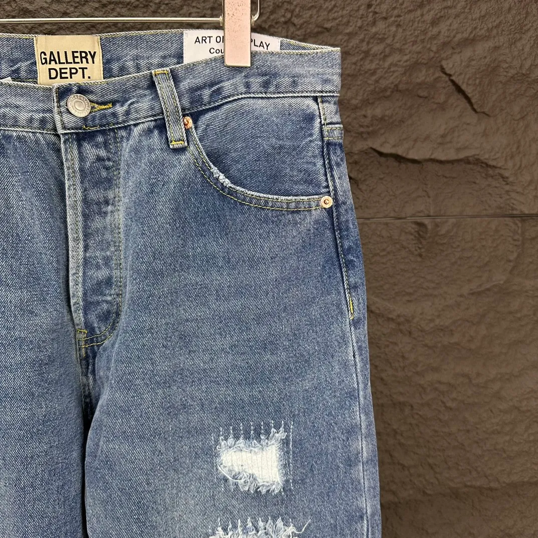 P310 GALLERY DEPT. 2025 new heavy-duty ripped patch washed jeans 🔥High version🔥High version🔥Top ceiling quality Styles with different washed textures are very friendly to people with thin legs and thick legs. The straight version is very flattering to the leg shape. Moderate length that never goes out of style, easy to match with casually, basic styling for various styles, a must-have in the wardrobe! The fabric is stiff but also makes the upper body soft without losing texture. The washing process is even more perfect. It is a must-have item for everyone! ! ! Washed wheat, tag, pants label, three labels complete Color: washed blue Size: 30, 31, 32, 33